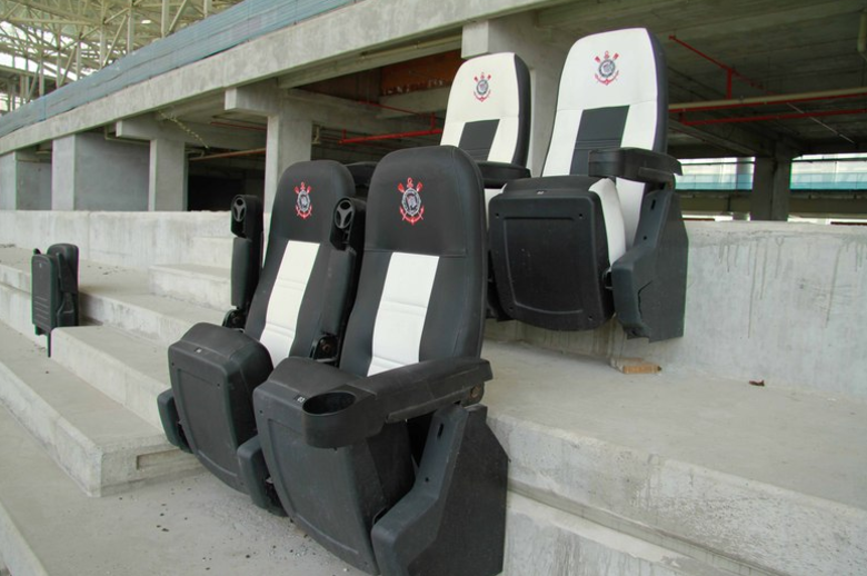 O Corinthians também testa modelos de cadeiras para alguns setores