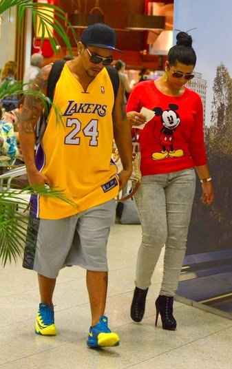 Naldo, que escolheu uma camiseta regata de time de basquete, e Ellen Cardoso, que optou por um moletom vermelho do Mickey Mouse andaram pelo aeroporto sem dar as mãos