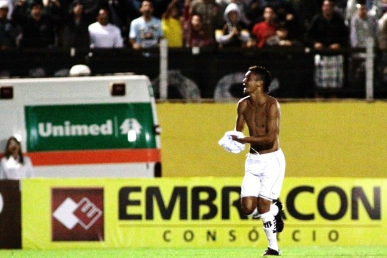 No time de Bragança, Diego se destacou pelo dribles e bolas
paradas, carências na equipe corintiana. Em relação às cobranças de falta, ele
diz que se colocará a disposição de Tite, técnico que inclusive já conheceu, em
visita ao CT do clube.

— Eu conheci
o Tite na semana passada, é um grande treinador, me tratou muito bem e tem cara
de quem gosta de trabalhar. O elenco já tem o Douglas, que bate de pé direito,
mas eu vou me colocar à disposição pra bater sim, se o Tite quiser eu posso
cobrar [bolas paradas]