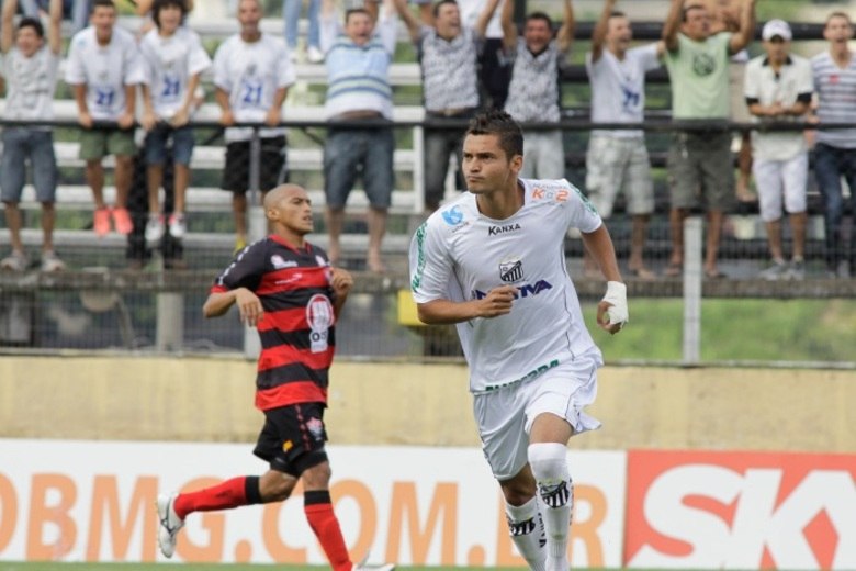 O lateral
revelou que seu nome deve aparecer no BID da CBF já nos próximos dias e, a
partir daí, já poderá estrear pelo Timão, que amarga oito jogos sem vitória. Em
relação à má fase, Diego garante que ela deve passar.

— Acho que
já posso jogar, quero ajudar. O time não está muito bem, mas é só uma fase.
Todos os times passam por uma fase ruim, é do futebol. Os meninos [jogadores do
Corinthians] foram viajar concentrados e vão trazer uma vitória contra o Bahia