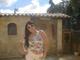 Foi o pai da jovem que encontrou o corpo da filha. De acordo com a Polícia Militar, Mariana Fernandes Menezes, de 21 anos,  teria saído para o portão da residência depois de ouvir alguém a  chamando