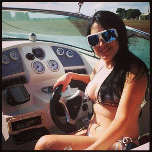  Mariana Fernandes Menezes, de 21 anos, morta ontem (2), no bairro Betânia, em Belo Horizonte, era dançarina de funk e costumava se exibir em clipes e fotos pelas redes sociais. A jovem foi assassinada com 11 tiros na porta da própria casa