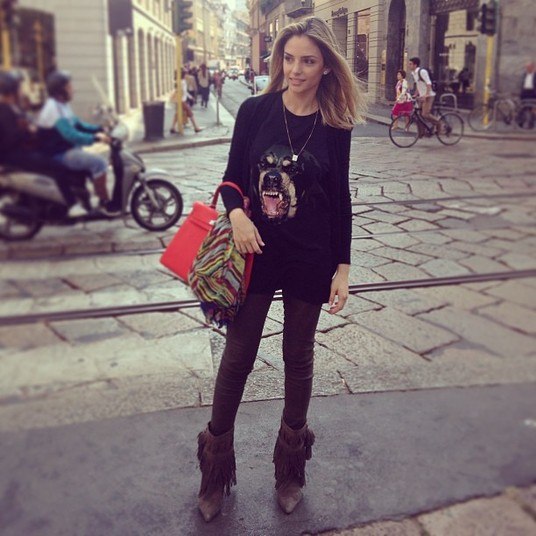 A gata gosta de espalhar a sua beleza sempre por onde passa