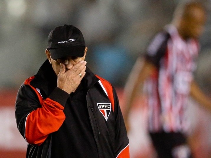 Santos e São Paulo se enfrentaram na quarta-feira (2), na
Vila Belmiro, e o Alvinegro praiano se deu melhor e venceu o clássico paulista por 3 a
0. O que pouca gente sabe, no entanto, é que metade do salário de Muricy
Ramalho, o técnico do Tricolor, é paga pelo próprio
Peixe. Entenda