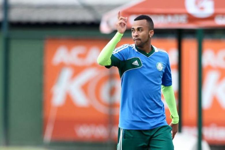 Mesmo com a liderança disparada na Série B do Campeonato Brasileiro e o acesso praticamente garantido, os ânimos se exaltaram no treino do Palmeiras nesta quinta-feira (3). No que era para ser um tranquilo rachão, os meio-campistas Wesley e Felipe Menezes discutiram feio e acabaram sendo retirados da atividade pelo técnico Gilson Kleina