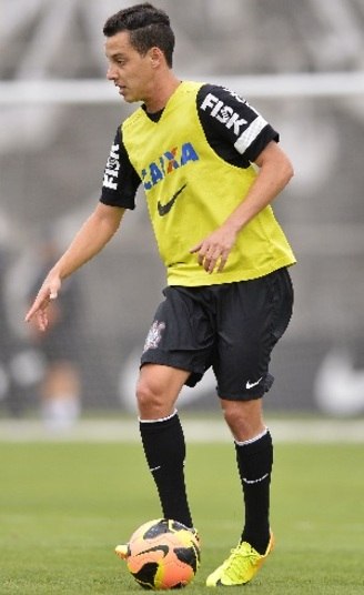 As
recentes contratações do meia Rodriguinho e do lateral Diego Macedo já fazem
parte do processo de reformulação da cúpula corintiana. Mas, para que uns cheguem,
outros devem sair da equipe. Confira os jogadores que têm chances de deixar o
Timão em 2014