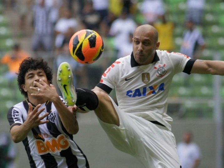 Capitão
das conquistas do time em 2012, Alessandro já manifestou o interesse em se
aposentar. Um dos mais velhos do elenco, com 34 anos, pode ser que não atue
mais em 2014