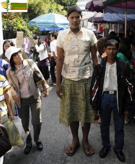 A oriental até se assusta com o tamanho da moça