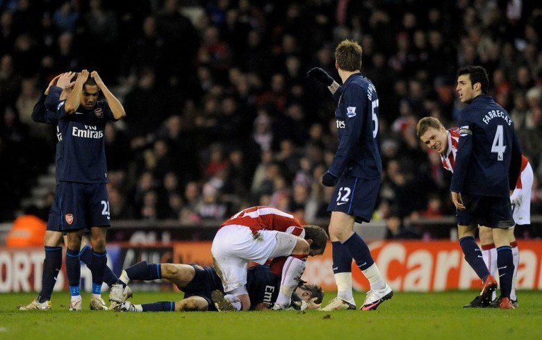 Aaron Ramsey vem fazendo um ótimo início de temporada pelo Arsenal, da Inglaterra. Porém, o começo de sua passagem pelo clube londrino não foi nada fácil. Ramsey chegou ao clube em meados de 2008, mas começou a ser frequentemente escalado em 2010, quando sofreu uma terrível lesão em uma partida contra o Stoke City. O jogador galês dividiu a bola com Ryan Shawcross, zagueiro do Stoke, que não perdoou, acabou exagerando e quebrando a perna direita do atleta. A cena foi tão forte que a Sky, que transmitia a partida, não mostrou o replay, para não chocar seus telespectadores. Ramsey teve de sair de campo na maca, com uma máscara de oxigênio. Já Shawcross foi expulso, e saiu chorando, visivelmente abalado com o ocorrido