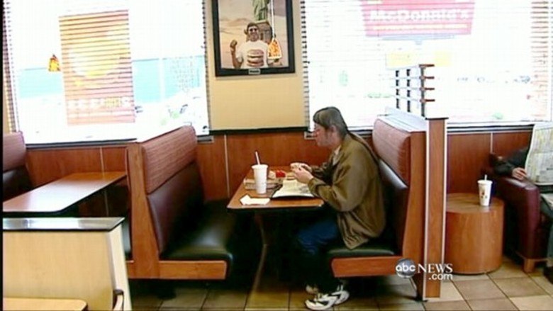 Ele comeu três Big Macs no almoço e ficou completamente apaixonado