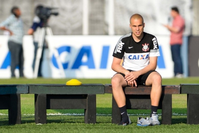 Julio Cesar já demonstrou diversas vezes seu
descontentamento em ficar no banco. Com o rodízio estabelecido por Tite para os
reservas do gol corintiano, raramente ele tem oportunidade. Em 2013, quase foi
negociado com o Vasco, mas a contratação melou no último instante. Deve ser o
primeiro a deixar o Parque São Jorge no ano que vem
