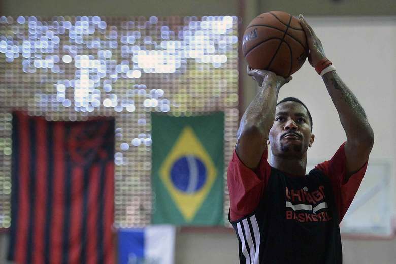 O sábado (12) será histórico para os fãs do basquete no Brasil. Pela primeira vez na história, uma partida da NBA será disputada no país. A partir das 18 horas (horário de Brasília), a lendária equipe do Chicago Bulls entra em quadra para encarar o Washington Wizards na HSBC Arena, Rio de Janeiro. Apesar de ser um duelo de pré-temporada, vale a pena ficar de olho no jogo, que conta como uma de suas atrações o talentoso armador Derrick Rose, ainda se recuperando de uma séria lesão no joelho que o tirou da temporada passada. Ter o astro em forma é crucial para as pretensões do antigo time de Michael Jordan na temporada que começa no dia 29 de outubro