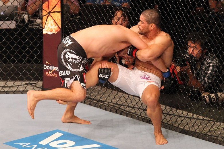 Toquinho está em péssima situação no mundo do MMA. O que seria uma bela vitória sobre&nbsp;Mike Pierce no UFC Fight Night, em Barueri, acabou se tornando um pesadelo para o brasileiro. Depois de segurar demais a chave de perna que terminou com a luta e lhe deu a vitória sobre o americano, o lutador foi expulso do UFC, perdeu o prêmio de finalização da noite, foi suspenso pela Comissão Atlética de MMA no Brasil e acabou detonado pela opinião pública