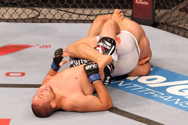 No sábado, Toquinho gravou um vídeo para pedir desculpas a Dana White e aproveitou para reforçar que não agiu de má fé no momento do golpe. Veja a seguir os trechos mais importantes do depoimento de Toquinho:- Como ele já tinha defendido uma chave, eu tive que ser mais preciso no próximo ataque e entrar de outra forma na posição. Quando ele caiu sentado, até o juiz dar a volta para o outro lado demorou dois segundos. Foram os dois segundos que deram o mal-entendido. O juiz entra na frente e ele continua batendo nas costas do juiz. Em mim, não foi