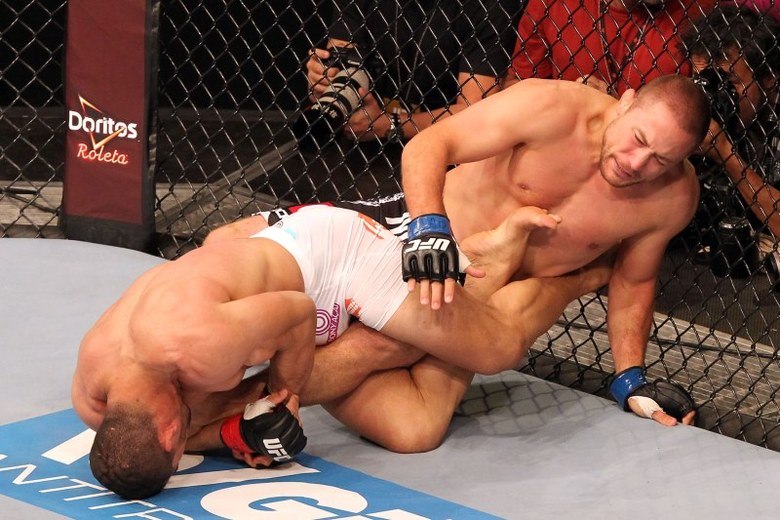 - Não vi isso (o momento em que segura o golpe) na hora da luta, só vi depois na televisão. A única coisa que eu vi foi o juiz chegando em cima de mim.&nbsp;Eu nem senti o cara dar tapa. Se eu tivesse sentido eu tinha soltado, com certeza. Eu não faria isso. Porque você só precisa fazer o cara dar três tapinhas e acabou. Não precisa mais do que isso. Na luta, eu só quero vencer, não quero machucar meu adversário. Quero vencer, só