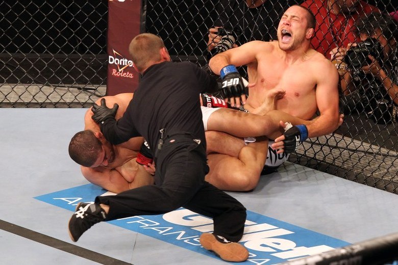 - O próprio Mike Pierce, se ele estiver ouvindo essa mensagem, não poderia dizer se ele realmente sentiu se eu fui com maldade. Tenho certeza absoluta que ele sabe que eu não fiz nada para machucar ele, nem prejudicar. Eu apenas queria garantir minha vitória