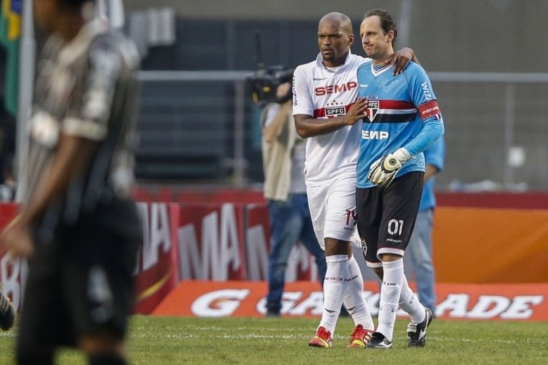 O São Paulo empatou com o Corinthians no clássico deste domingo (13) por 0 a 0. Nos minutos finais da partida, o Tricolor teve um pênalti a seu favor e, mais um vez, Rogério Ceni desperdiçou uma cobrança. Só na atual edição do Brasileirão, já foram quatro os gols que o time deixou de marcar em penalidades. Se tivesse convertido todas elas, o clube teria seis pontos a mais na tabela, chegaria aos 40 e, em vez de estar na briga pelo rebaixamento, poderia estar pensando na Libertadores