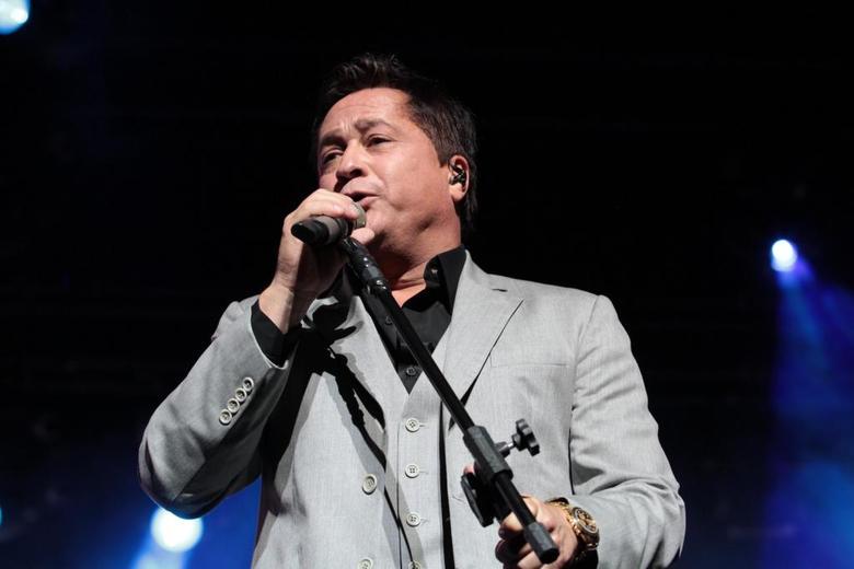 O livro, escrito por Silvio Essinger, aproxima o fã
do artista. Isso porque o autor preferiu manter as falas e sentimentos do sertanejo,
o que faz com que o leitor tenha a impressão de estar ouvindo a história da
boca do próprio Leonardo. Daí a decisão de manter erros de conjugação,
palavrões e vícios de linguagem do cantor