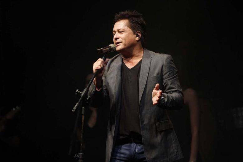 Para comemorar os 50 anos de idade, Leonardo preparou uma biografia sobre
os momentos mais marcantes de sua vida. Leonardo – Não Aprendi Dizer Adeus
(Casa da Palavra, 240 págs., R$ 29,90) conta sobre o surgimento da dupla com o
irmão Leandro, o sucesso na música sertaneja, os medos, as alegrias e os
sofrimentos com a morte do parceiro e o acidente do filho, Pedro LeonardoTexto: Paola Correa, do R7