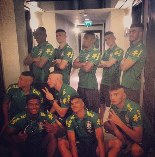 Gabriel está nos Emirados Árabes com a Seleção sub-17 e assim como os jogadores da seleção, também aproveita os momentos de descanso entre os treinos para registrar os bastidores das competições. No último domingo (13), não foi diferente. Gabigol, como é conhecido no Santos, time em que atua, usou sua conta no Instagram para mostrar o novo corte que virou febre entre os jovens talentos do futebol - Bonde dos carecas, comentou eleVeja também: As 14 seleções que já estão classificadas para a Copa do Mundo de 2014