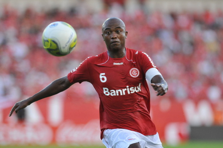 

A lateral esquerda do Palmeiras é alvo de muitas reclamações
da torcida alviverde. Juninho, titular da posição, sofre com muitas críticas e,
por conta disso, a diretoria do Verdão estuda outros nomes para o setor. Kléber,
lateral-esquerdo do Inter, surge como uma possibilidade no Palestra. O atleta ganhou
projeção no futebol defendendo o Corinthians, arquirrival do Palmeiras, no
início dos anos 2000

