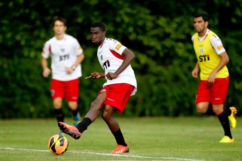 O São Paulo dispensou o meia Negueba, que estava emprestado ao Tricolor pelo Flamengo. A equipe carioca também não pretende mais contar com o jogador, que está livre para negociar com algum clube para a temporada de 2014
