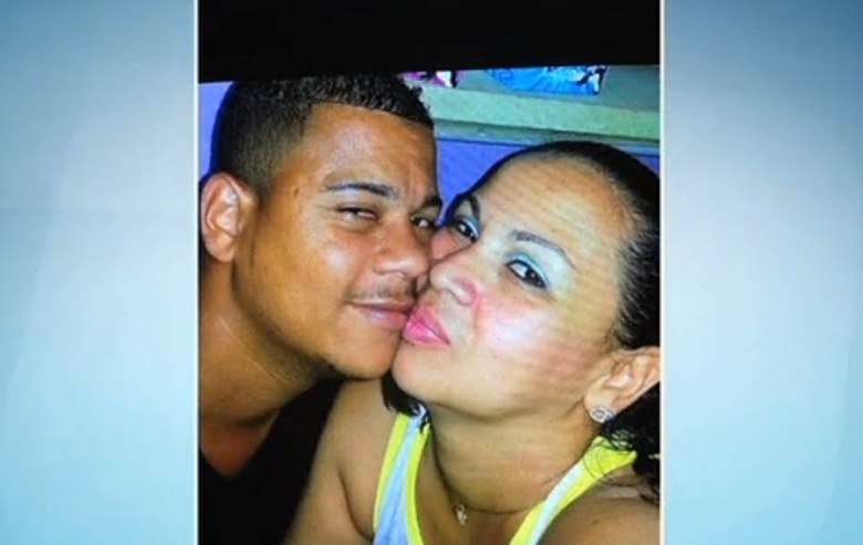 Um homem atacou a namorada com golpes de enxada após ela tentar terminar o relacionamento. Alex Sandro Ferreira dos Santos e Wanderleia dos Santos Camilo estavam juntos havia seis meses, mas ela resolveu pôr fim à relação por causa do ciúmes dele. O namorado não a deixava atender os clientes de seu bar, no Complexo do Alemão, zona norte do Rio de Janeiro. O crime aconteceu no domingo (13). O suspeito foi preso e levado para a Delegacia da Penha (22ª DP)