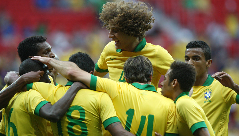 Neste ano, o atacante atuou com a camisa verde e amarela em
amistosos, mas não teve chances em partidas oficiais. Caso ele seja chamado por
Felipão, Pato e Jô devem perder espaço na equipe