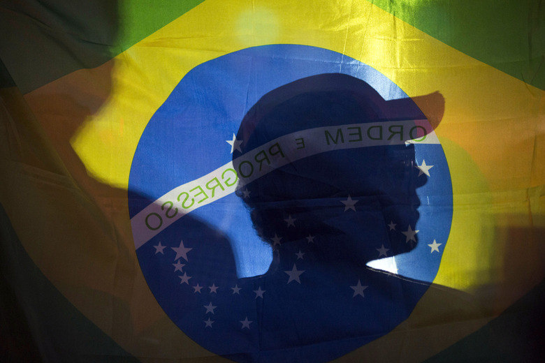 Até julho deste ano, o Brasil possuía R$ 558,2 bilhões (US$ 256 bilhões) em papéis da dívida americana e ocupava o quinto lugar na lista dos principais credores estrangeiros dos Estados Unidos.Caso o governo americano decrete o calote dos seus títulos, 'a sequência do que poderá acontecer é uma 
grande incógnita, porque não se conhece nenhum caso de um país com a 
importância dos Estados Unidos que tenha dado um calote na sua dívida', 
disse à BBC Brasil o professor de economia internacional da PUC-SP 
Antônio Carlos Alves dos Santos.— As consequências seriam desastrosas para a 
economia mundial como um todo. No caso do Brasil, a situação seria 
complicada, porque a situação econômica do País já não é muito boa, e 
não queremos um choque externo que teria ainda mais impacto na economia 
brasileira
