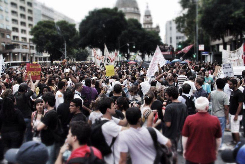 Nesta terça-feira (15), Dia do Professor, pelo menos 15 cidades brasileiras têm protestos de rua pela valorização da educação pública. Nas redes sociais, mais de 100 mil pessoas confirmaram presença em atos que foram programados nos seguintes municípios: Rio, Macaé, São Paulo, Brasília, Goiânia, Belo Horizonte, Juiz de Fora, Curitiba, Londrina, Cascavel, Salvador, Recife, Fortaleza, João Pessoa e São Luís. No Rio de Janeiro, manifestantes fecharam o cruzamento das avenidas Presidente Vargas e Rio Branco por volta das 17h. De acordo com o Sepe (Sindicato Estadual dos Profissionais de Ensino), pelo menos 10 mil pessoas foram às ruas