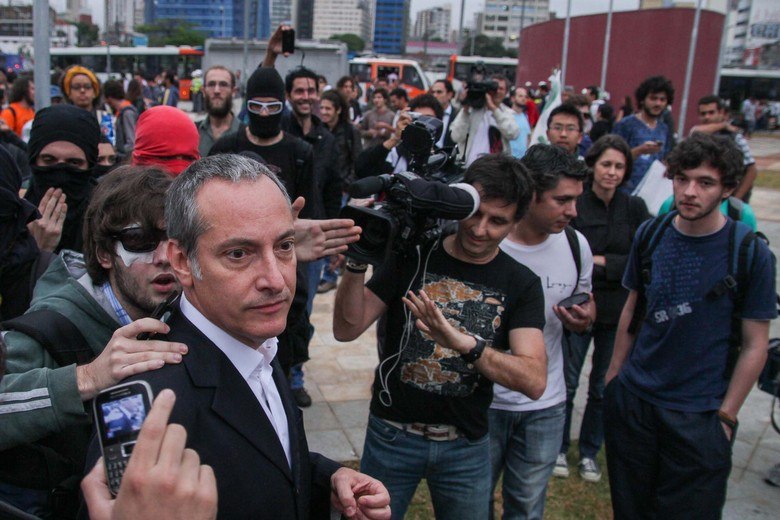 São Paulo - no início do protesto, o jornalista da TV Globo José Roberto Burnier foi hostilizado por manifestantes