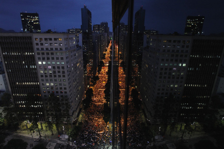 Rio de Janeiro - Um forte esquema de segurança acompanhou a marcha dos manifestantes pela avenida Rio Branco, uma das principais vias do centro da capital fluminense
