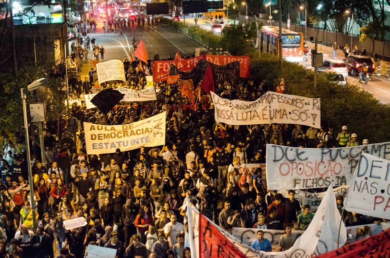 São Paulo - Por volta das 19h30, houve confusão com a Polícia Militar. Uma concessionária teve os vidros quebrados e uma loja de móveis foi invadida