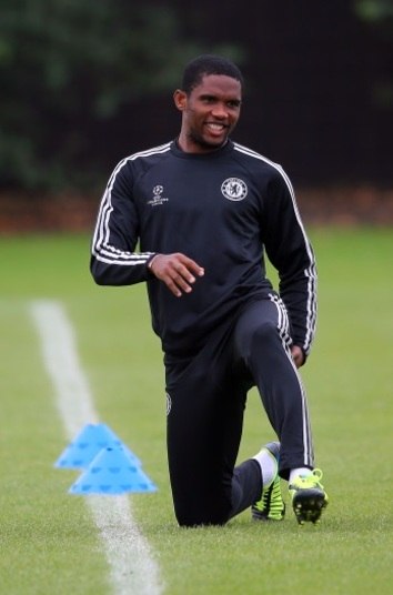 Em entrevista ao tabloide The Sun, um amigo do atacante
Samuel Eto’o disse que o jogador camaronês também coleciona celulares. O
atacante teria nada menos que aproximadamente 400 aparelhos