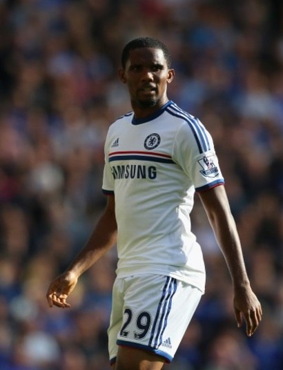 Não é nenhum segredo que o badalado atacante Samuel Eto’o,
do Chelsea, é louco por carros. O jogador costuma gastar uma fortuna em
máquinas poderosas e tem uma coleção de dar inveja. O que pouca gente sabe, no
entanto, é que além dos carrões, o atacante tem um vício bem estranho. Saiba o
que é a seguir