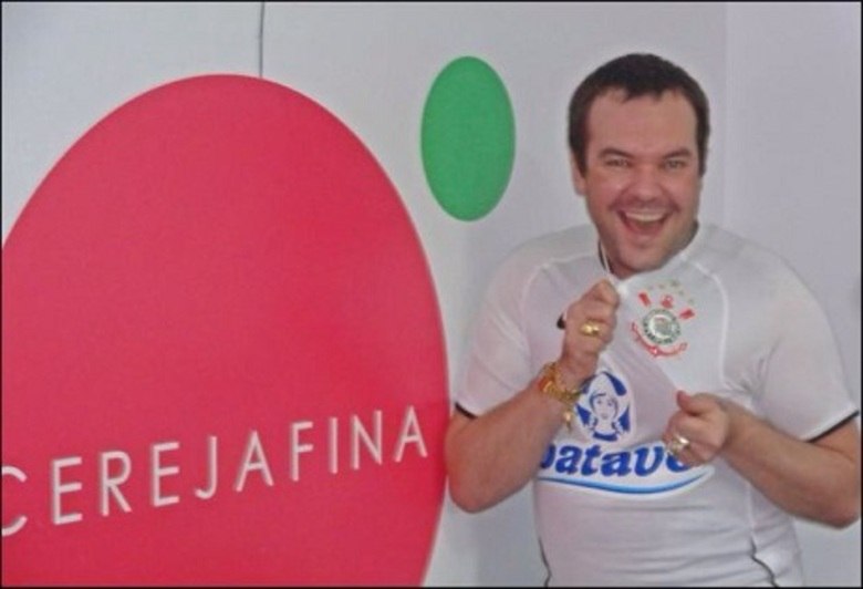 O corintiano Felipeh Campos, homossexual assumido, criou a primeira torcida organizada gay para o Corinthians regulamentada juridicamente. A Gaivotas Fiéis deve ser vista nos estádios em breve. Leia mais