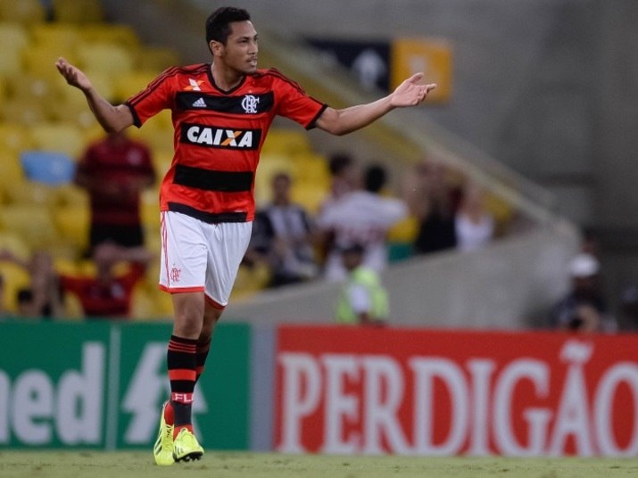 Na última quarta-feira (23), o Flamengo avançou às semifinais da Copa do Brasil após golear o Botafogo por 4 a 0. Destaque para a atuação do centroavante Hernane, que marcou três gols e alcançou a marca de maior artilheiro do novo Maracanã, com 12 gols. O belo desempenho do jogador deixou em êxtase a torcida flamenguista, que partiu para as redes sociais para compartilhar montagens do jogador e aproveitar para dar aquela cutucada no rival