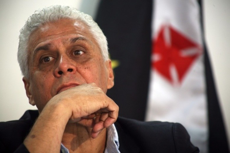 O presidente Roberto Dinamite não está aparecendo após as partidas, 
porque normalmente acaba sendo hostilizado pelos torcedores. O diretor 
de futebol Ricardo Gomes é quem dá a cara, mas muitas vezes com discurso
 pouco explicador. Após o duelo contra o Goiás, ele não garantiu a 
permanência de Dorival Júnior no clube, dizendo que não é 'o dono do 
Vasco'Leia mais na Gazeta Esportiva