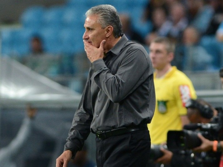 O técnico ainda negou que o Timão esteja dependente de sua resposta para
 definir o que acontecerá em 2014. — Por sua grandeza, é o Corinthians 
que escolhe as pessoas. Esta é a hierarquia. Sou técnico de futebol e 
sei da responsabilidade de Mário (Gobbi), Roberto (de Andrade), Duílio 
(Monteiro Alves), Edu (Gaspar)... Tenho a real dimensão da situação. Não
 temos de ver o melhor para Tite ou presidente, e sim para o Corinthians