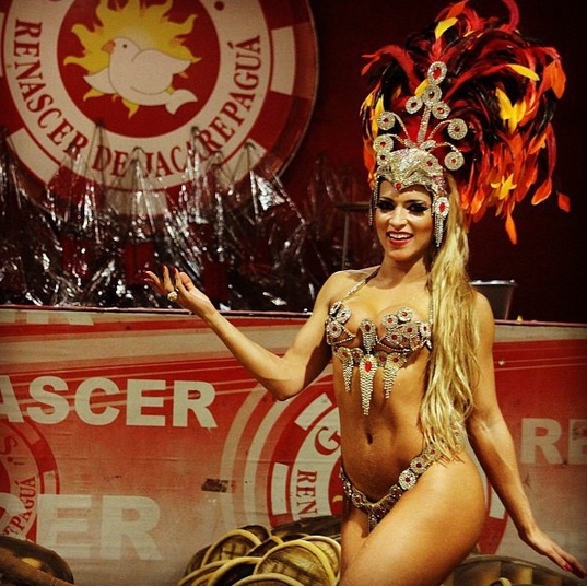Dani pode ajudar a colocar Adriano em forma para curtir o Carnaval em 2014