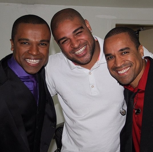 O principal objetivo de Adriano é mesmo curtir a vida. No fim de semana, o atacante curtiu o show do grupo de pagode Só Pra Contrariar e foi tietado por Alexandre Pires