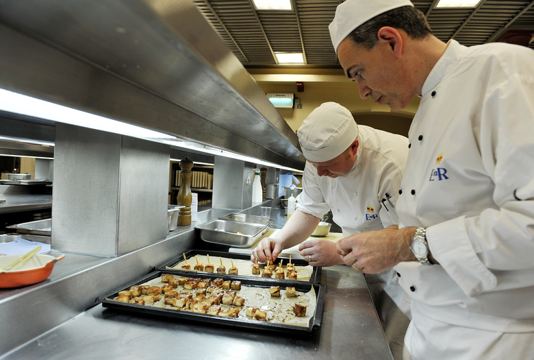 Na cidade de Canoas (RS) encontra-se disponível uma vaga para
cozinheiro. O profissional que preencher a função deverá atuar com o preparo de
refeições no sistema de buffet e organizar o ambiente. Para preencher a função,
é necessário ter experiência com culinária e ensino fundamental completo. O salário
para o cargo é de R$ 11 mil 