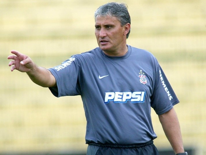 — Não é demérito e falta de respeito à grandeza dos outros, mas não vou 
trabalhar no Brasil. Este é meu ritmo pessoal. Não sei se será por um ou
 dois meses, mas não vou pular de galho, a não ser para o exterior. 
Acabei de falar para o Roberto (de Andrade) antes de vir para o treino, e
 o clube já sabe disso há 40 dias
