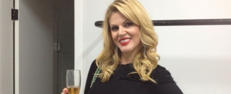 'Se o Timão tem a Gaivotas da Fiel, proponho a Mancha Rosa para a Palmeiras', escreveu a socialite Val Marchiori em seu blog no último dia 17 de outubro. Val explicou: 'O 
importante é que a homofobia no futebol tem que acabar. No futebol, ou 
em outro qualquer lugar! Que história é essa de que não tem gays na 
torcida do Corinthians? Hello!' Desde que sugeriu a criação de uma organizada para gays no Verdão, Val diz que vem recebendo inúmeras ofensas de palmeirenses. Nesta terça-feira, ela desabafou: 'Como palmeirense, fiz uma brincadeira e disse que poderia ter também a 
Mancha Rosa, uma torcida gay do Palmeiras! Nunca quis ofender ninguém, 
gente. Depois que escrevi isso, recebei vários e-mails ofensivos, 
dizendo que não existem gays na torcida do Palmeiras e com ameaças! 
Hellooooooo!' 