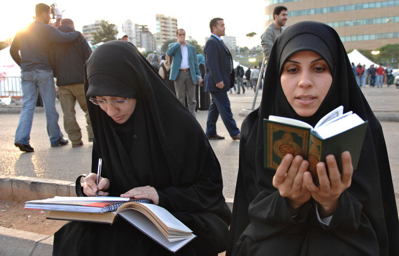 

O Irã é um exemplo. Há um
ano, mais de 30 universidades iranianas adotaram novas regras, excluindo as mulheres de quase 80 cursos
universitários. O país foi uma das primeiras nações do Oriente Médio a permitir que mulheres estudassem em universidades e,
desde a Revolução Islâmica, em 1979, fez grandes esforços para incentivar mais
mulheres a se matricularem em cursos superiores.

Porém, muitas delas não
podem mais frequentar cursos como engenharia, ciências da computação e
literatura inglesa

