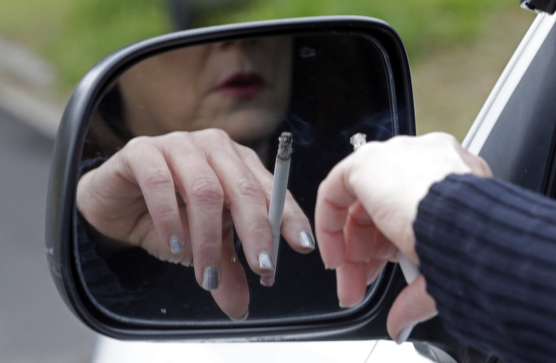 

Nos Emirados Árabes Unidos, as
mulheres podem dirigir. No entanto, não podem estar desacompanhadas e a
passageira deve ser outra mulher. Para uma moça pegar um táxi em Dubai, por
exemplo, apenas se for uma motorista quem estiver dirigindo

