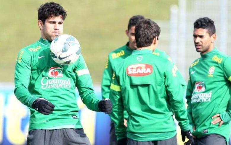 O primeiro nome é de Diego Costa, que também tem
cidadania espanhola e tem sido lembrado pelas duas seleções, mas ainda não se
decidiu por qual deverá atuar. Diego já havia servido à seleção brasileira, mas em
amistosos, jogos que não são levados em conta pela Fifa para impedir a
naturalização. A expectativa, agora, é pela aceitação ou não do jogador ao
chamado de Felipão