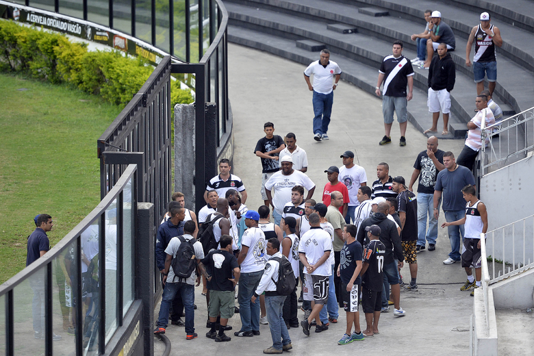 Nesta sexta-feira (18), durante a reapresentação do Vasco após a derrota por 2
 a 0 para o Goiás, em Macaé, um grupo de torcedores foi a São Januário 
para protestar.Antes do treino, os cruz-maltinos tentaram entrar no gramado, sem 
sucesso, e invadiram o vestiário do clube para procurar os jogadores