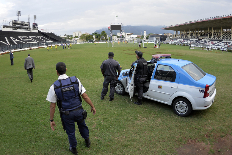 Policiais reforçam a segurança do treino do Vasco após a tentativa
 de invasão de torcedores do Vasco ao Estádio São Januário antes da 
atividade para a partida contra o Botafogo, válida pela trigésima rodada
 do Campeonato Brasileiro 2013