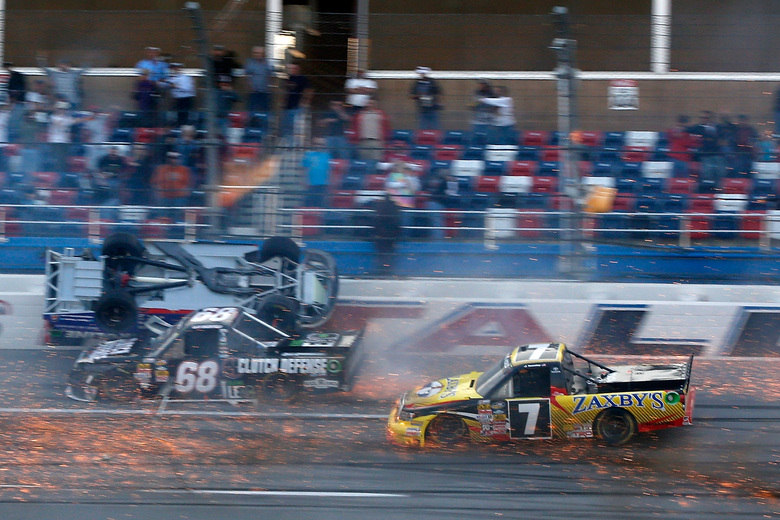 A 18ª etapa da Camping World terminou com vitória de Johnny Sauter. Miguel Paludo, que buscava a vitória nas voltas finais, ainda terminou na 19ª colocação
